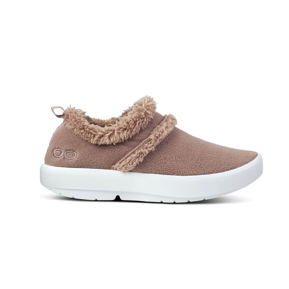 Women's Oofos OOCoozie Low Shoe Color: Chocolate Sherpa