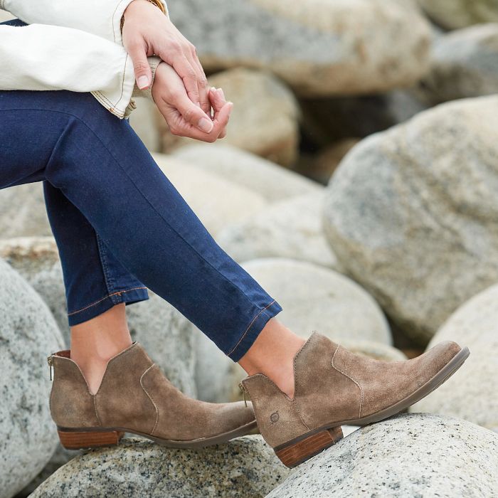 Women's Born Kerri Color: Taupe Distressed 